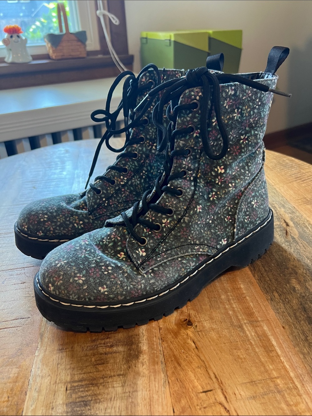 Sincerely Jules Lace-Up Combat Boots with Ditsy Floral Pattern- size 8.5